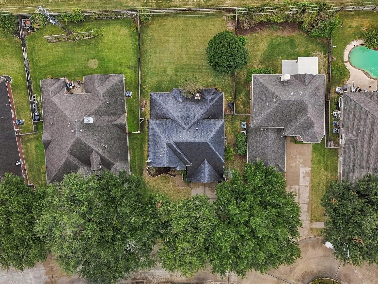 4 bed, 2.5 bath, 2542 sqft, $2,750 — Photo 2