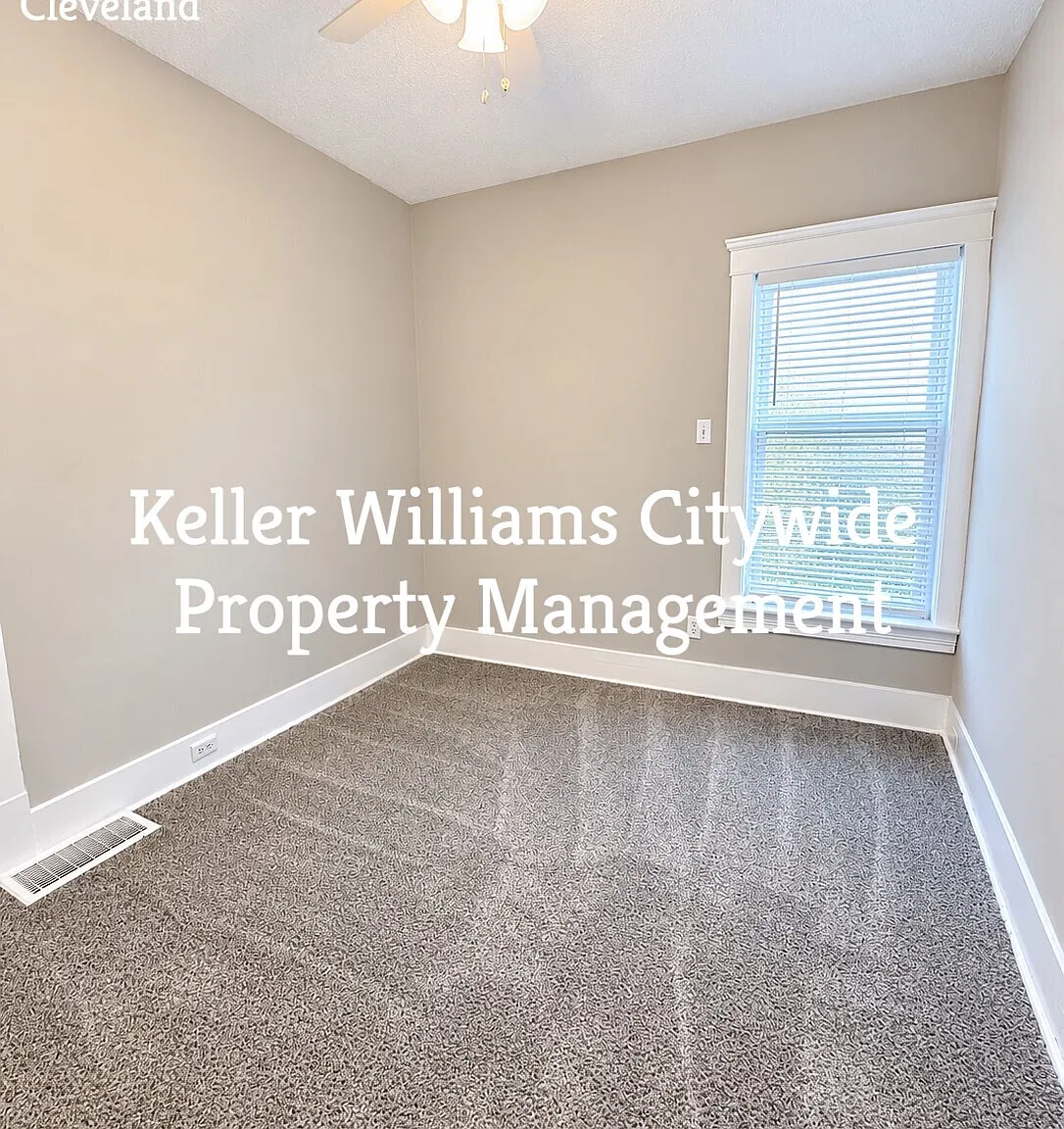 2 bedroom 1 bath up unit in Gordon Square — Photo 4