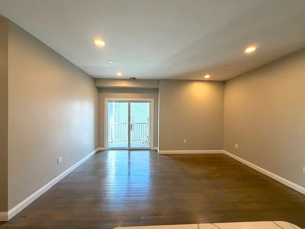 Building Photo - 966 Hyde Park Ave #202