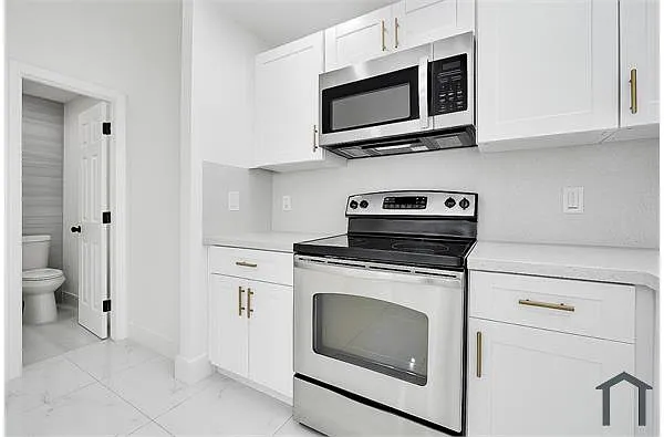 Building Photo - 105 NW 14th Way #4