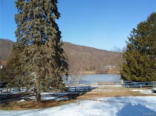 10 Fairview Dr, Tomkins Cove, NY