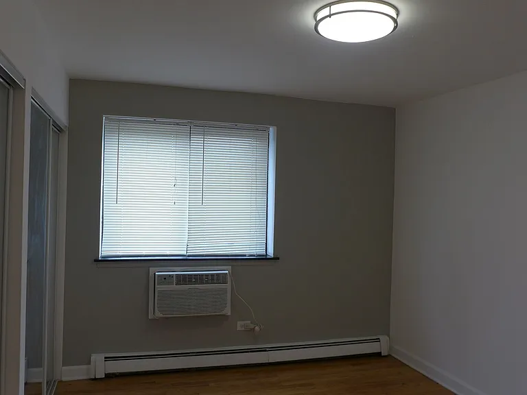 Foster Beach Apartments — Photo 36