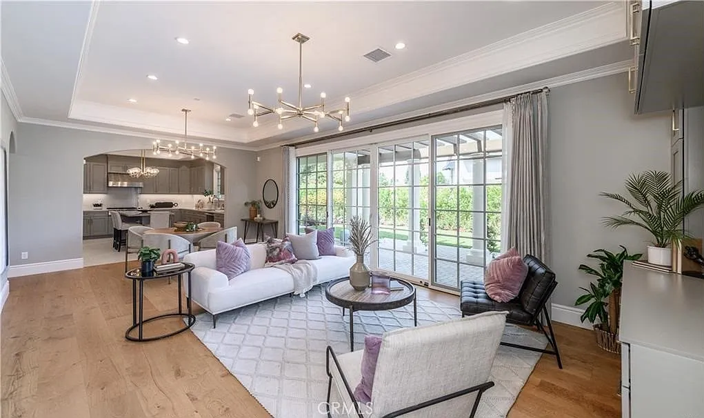 5 bed, 3821 sqft, $9,500 — Photo 4