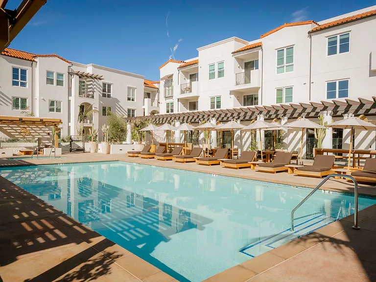 Eddy Redondo Residences — Photo 18