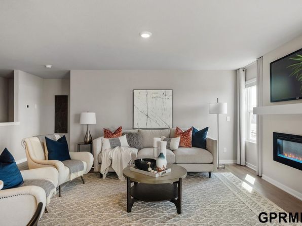 18352 Cary St, Omaha, NE 68136