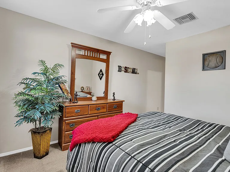 Sunlake Apartments — Photo 17
