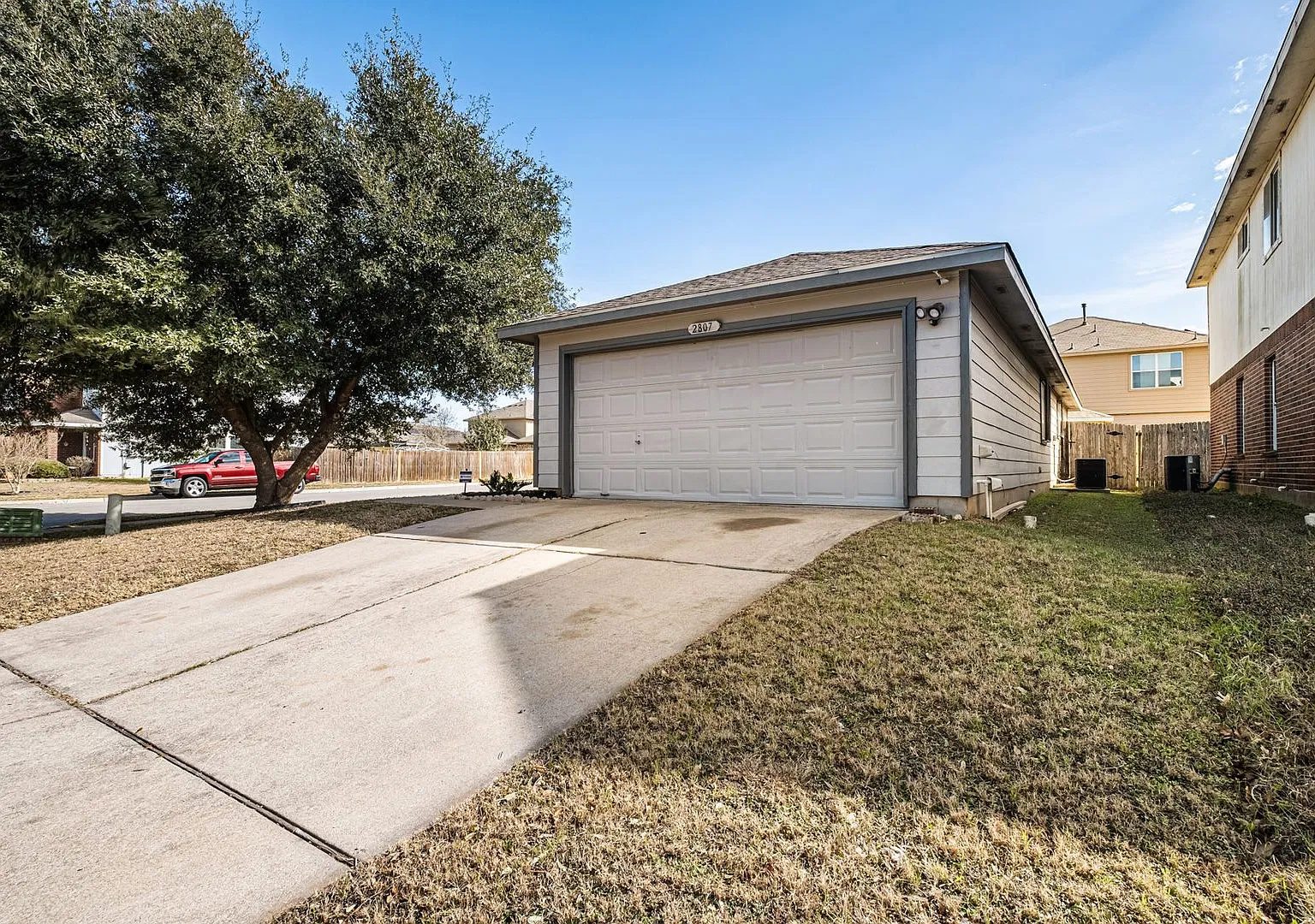 3 Bedroom, 2 Bath, Corner Lot Home Near Tesla & Airport — Photo 2