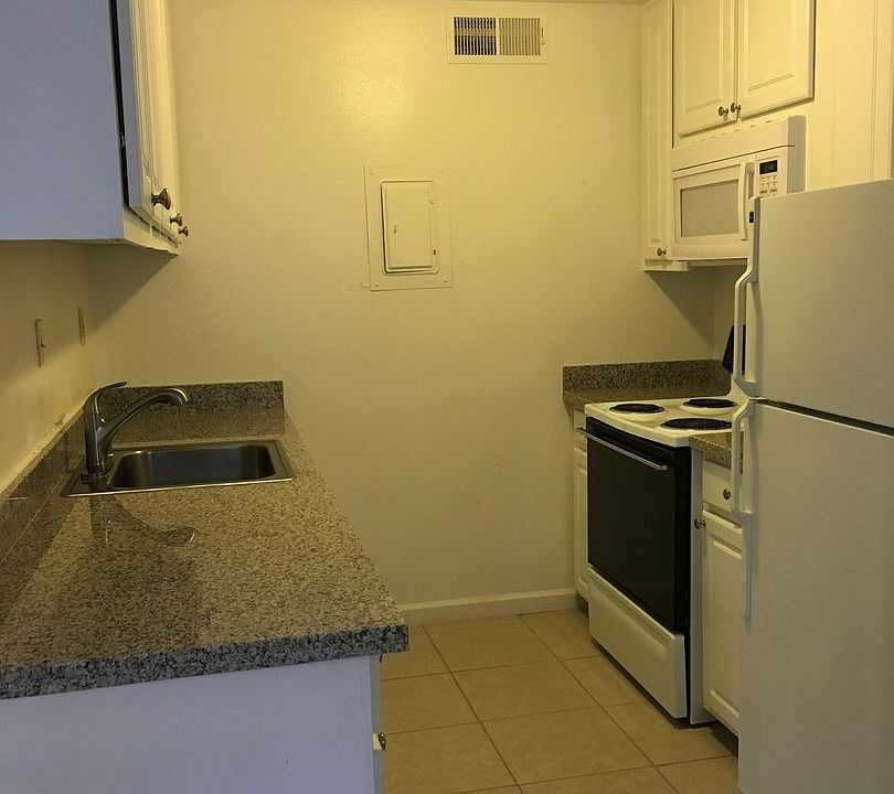 2nd image of 1324 G St APT 05