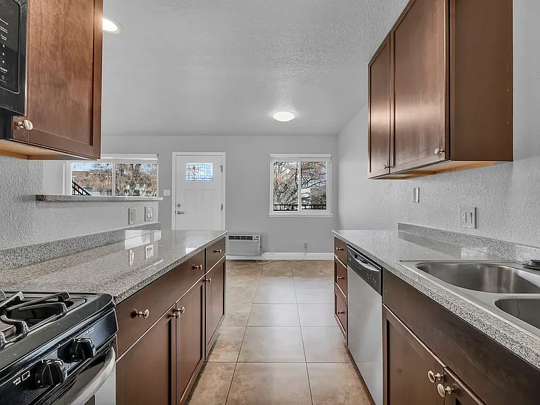 Carlin Apartments — Photo 11