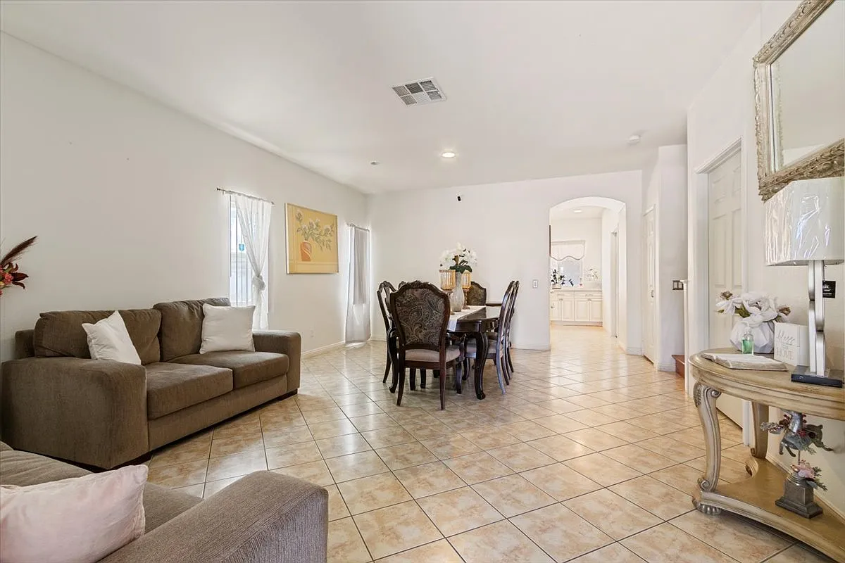 4 bed, 2100 sqft, $2,700 — Photo 2