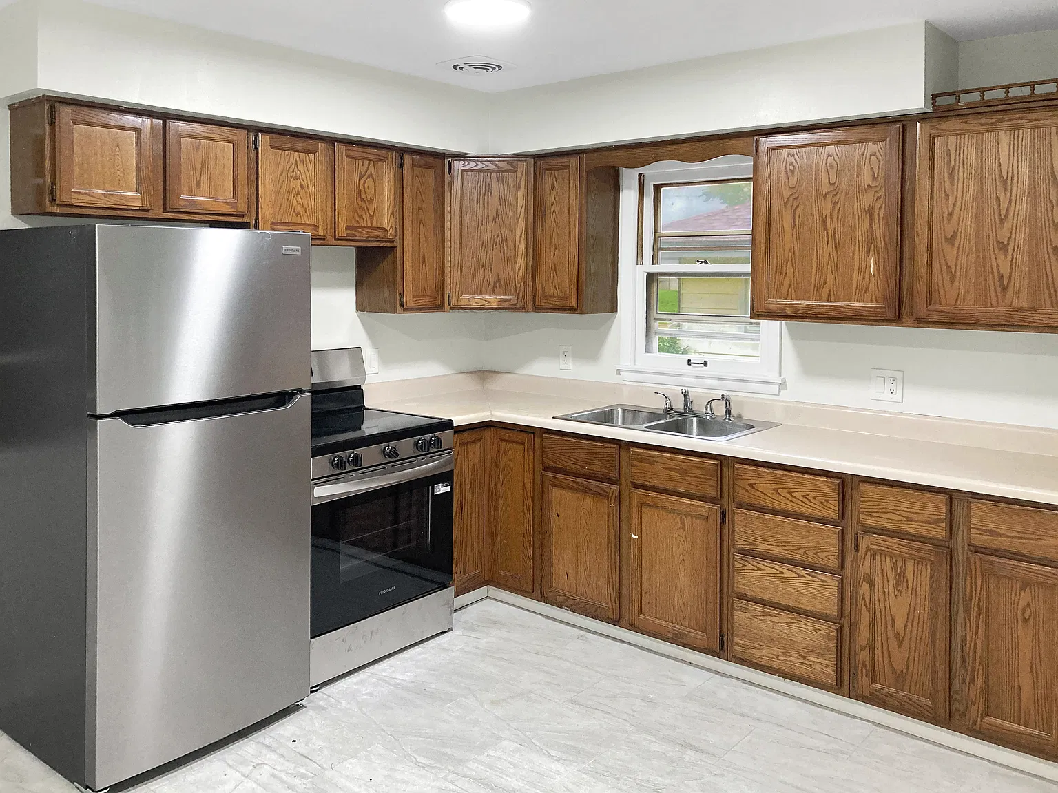 3 bed, 1.5 bath, 1018 sqft, $2,950 — Photo 4
