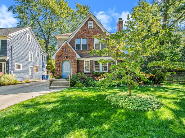 956 Maxwell Ave SE, East Grand Rapids, MI 49506