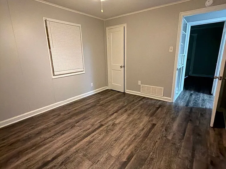 1388 Kyle St — Photo 2