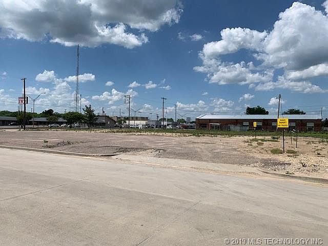 2nd image of 1004 N Broadway Ave