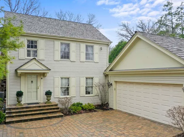 8 Court Of Bucks County, Lincolnshire, IL 60069