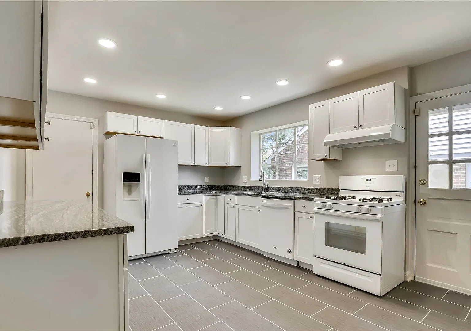 One Level Living -- 5bed / 3bath - Chevy Chase — Photo 2