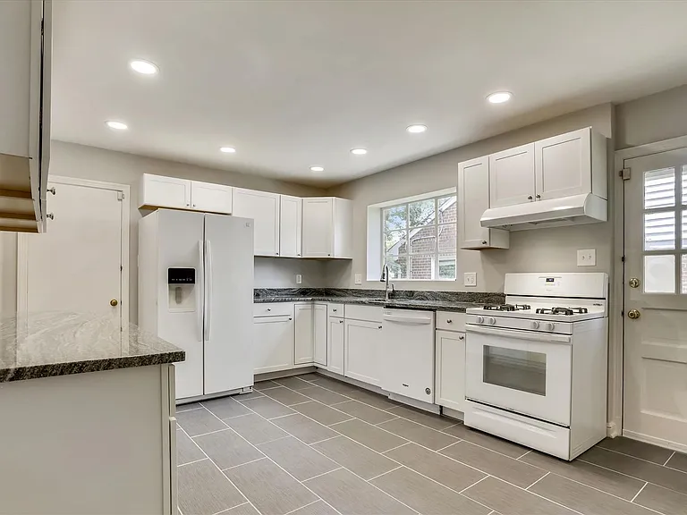 3303 Winnett Rd — Photo 2