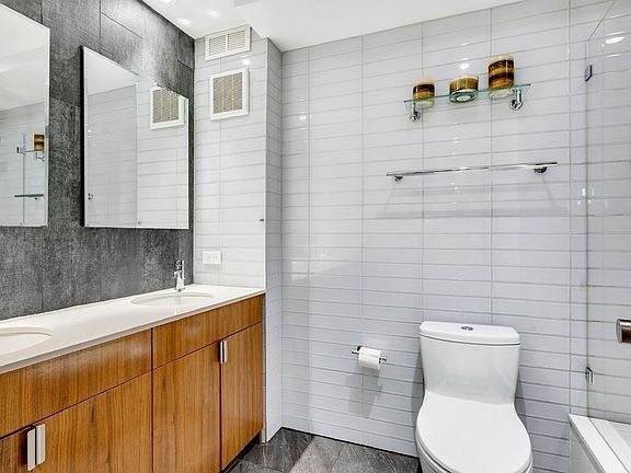 4th image of 2250 Broadway APT 4E