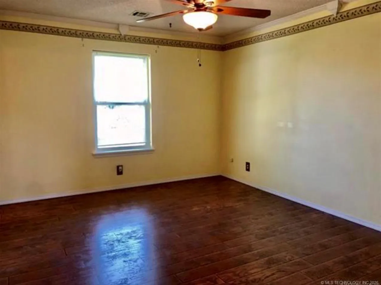 3 bed, 2.0 bath, 1357 sqft, $1,300 — Photo 4