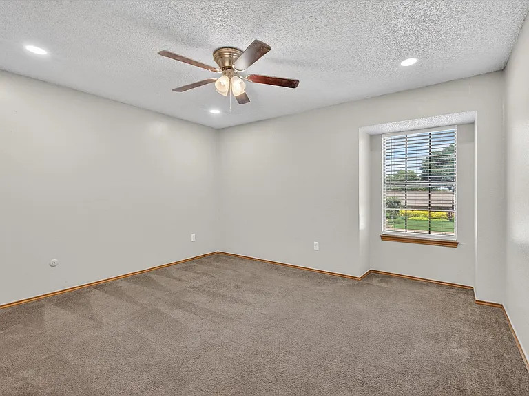 305 Cambridge Dr #305 — Photo 18