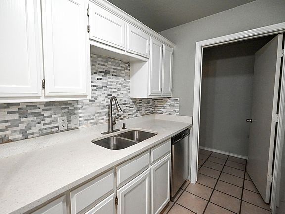 5th image of 502 N Sewell Dr Unit B