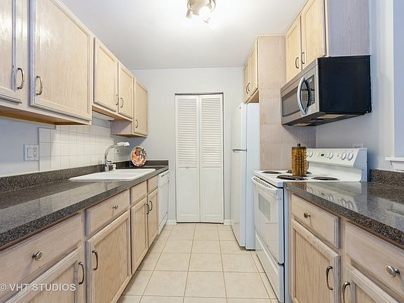 3rd image of 880 N Lakeside Dr APT 1C