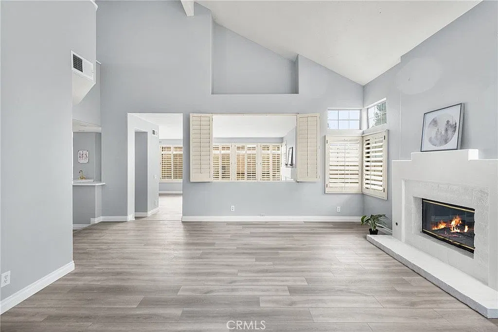 4 bed, 2.5 bath, 2544 sqft, $6,050 — Photo 2
