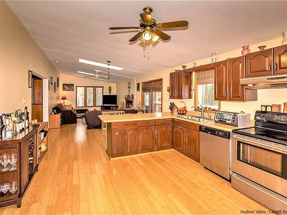 3rd image of 5 Arden Ln