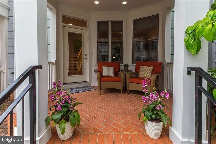 2058 N Oakland St — Photo 3