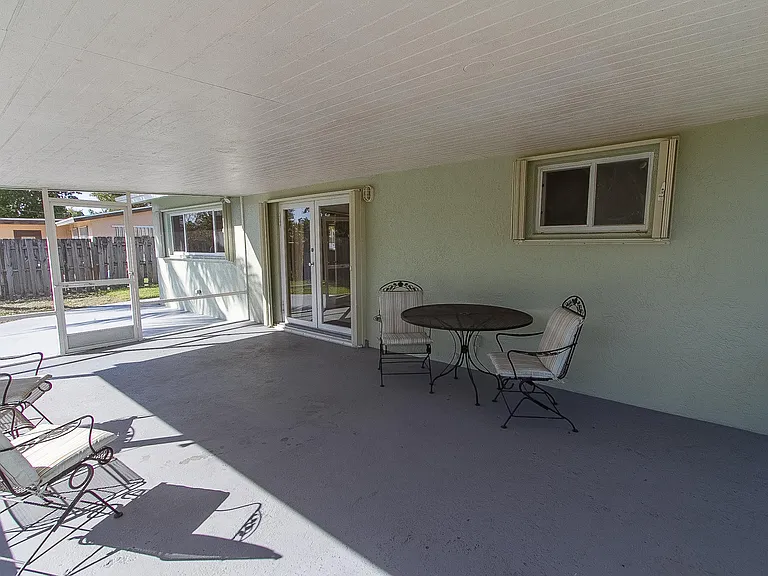 116 NW 8th St — Photo 13