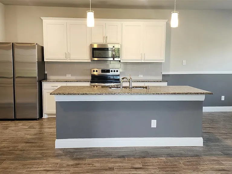 702 Amber Dr — Photo 4