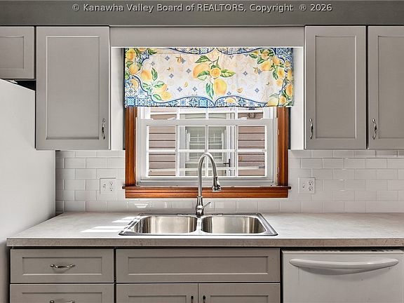 5th image of 816 Chestnut St