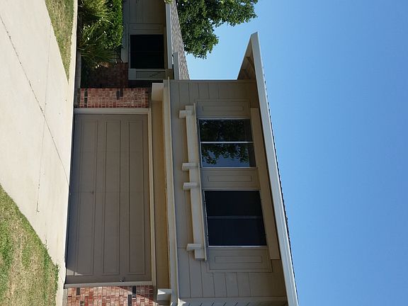 2nd image of 1111 Hollingsworth Dr