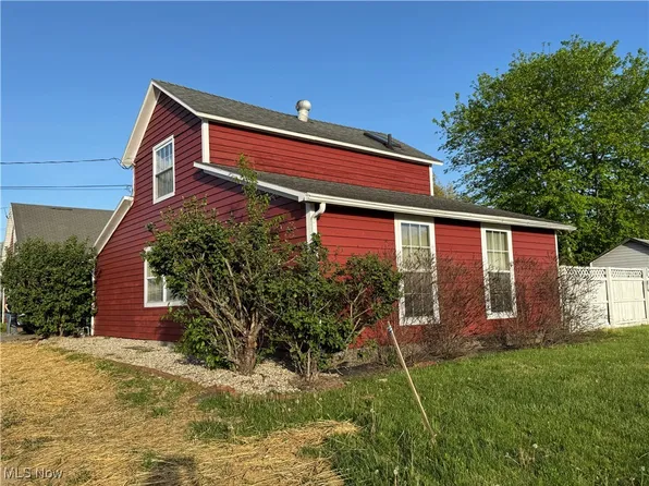 103 W 9th St, Williamstown, WV 26187