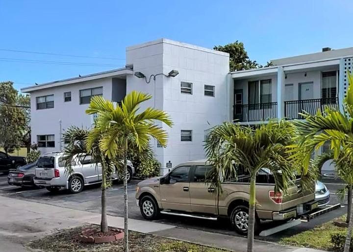 1st image of 980 NE 169th St #982