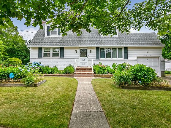 2nd image of 2115 Wantagh Park Dr