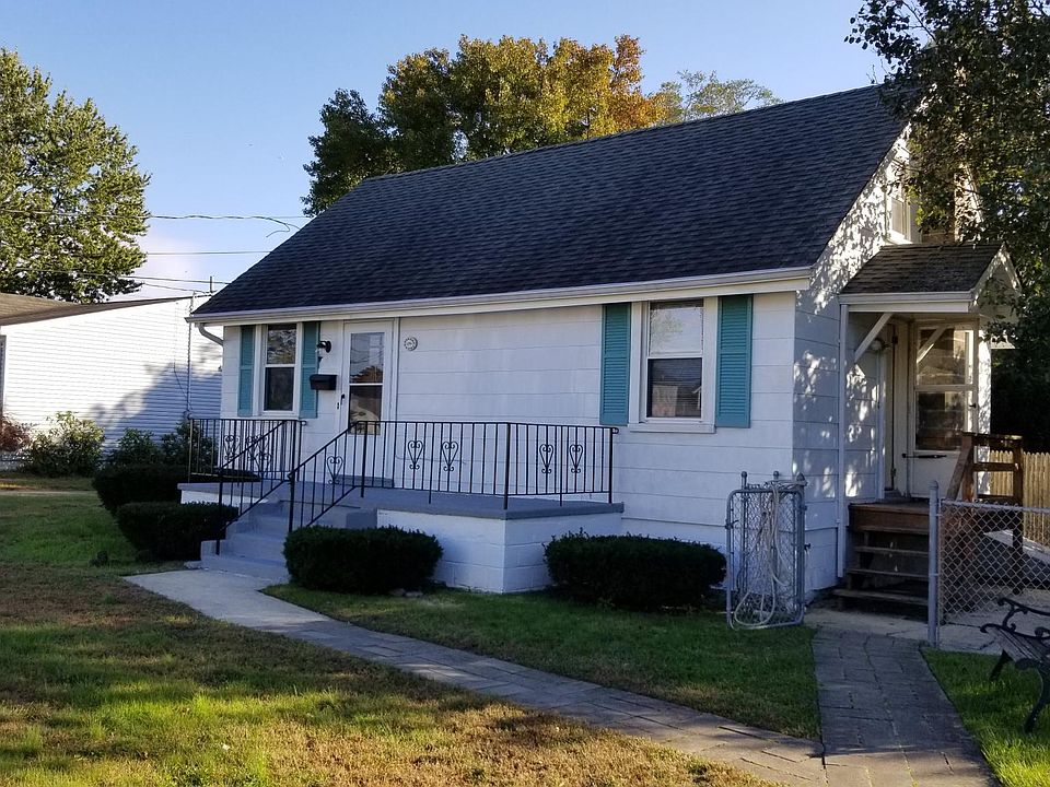 Charming home with pavered walkway in the family oriented Ne