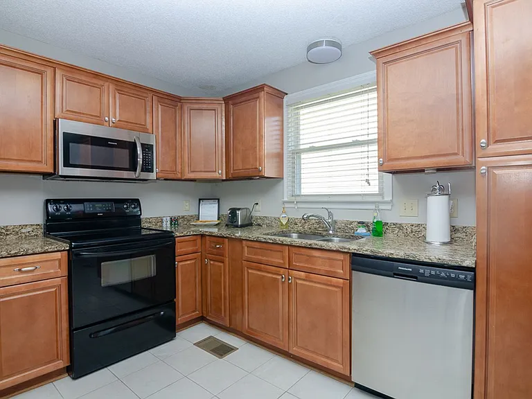 306 Wedgewood Ct — Photo 6