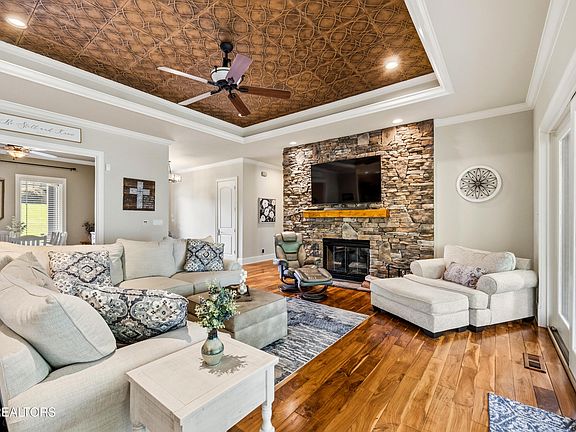 5th image of 362 Parkwood Cir