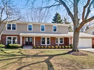 1043 White Mountain Dr, Northbrook, IL