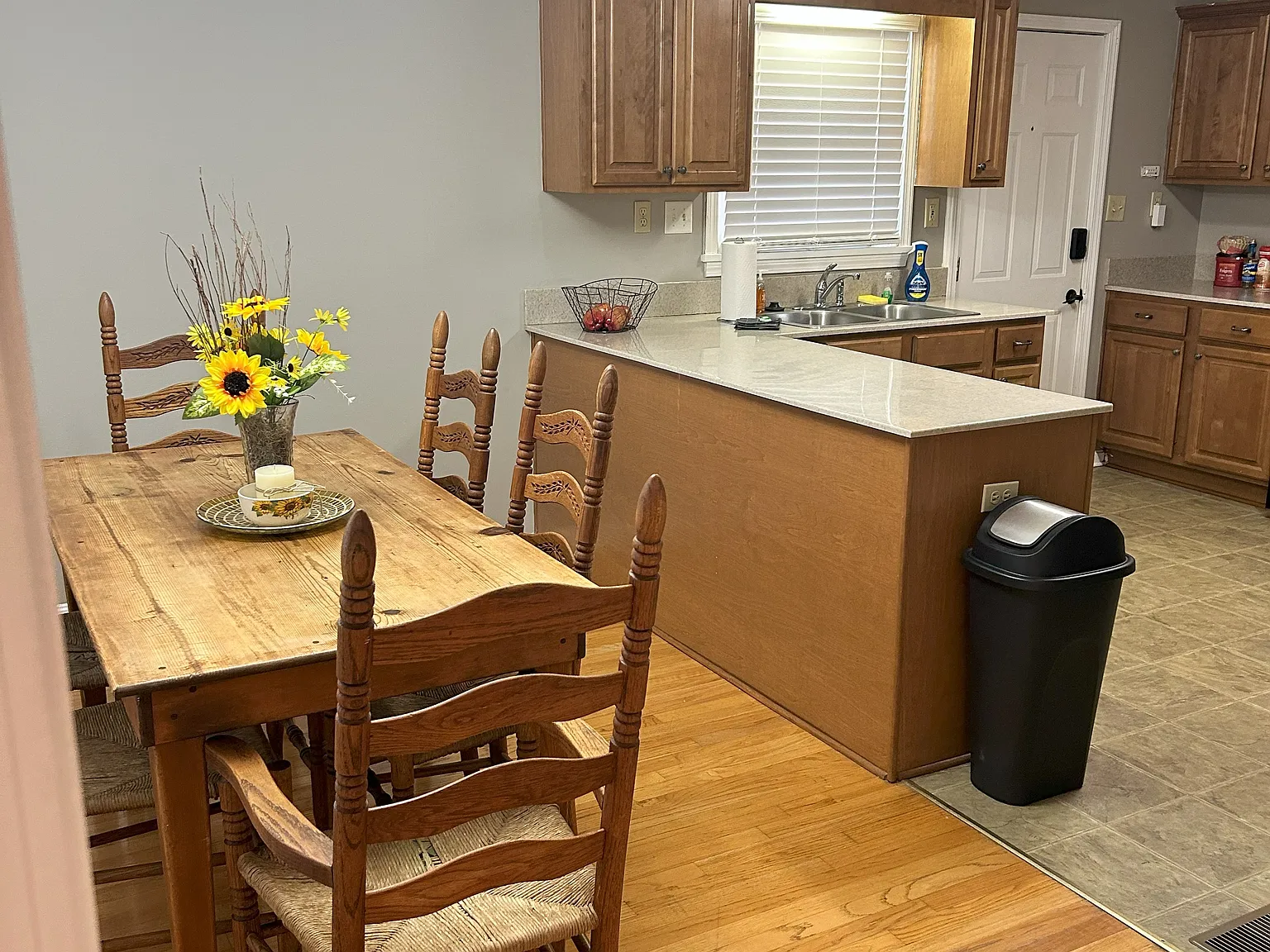 5 bed, 2000 sqft, $3,200 — Photo 2