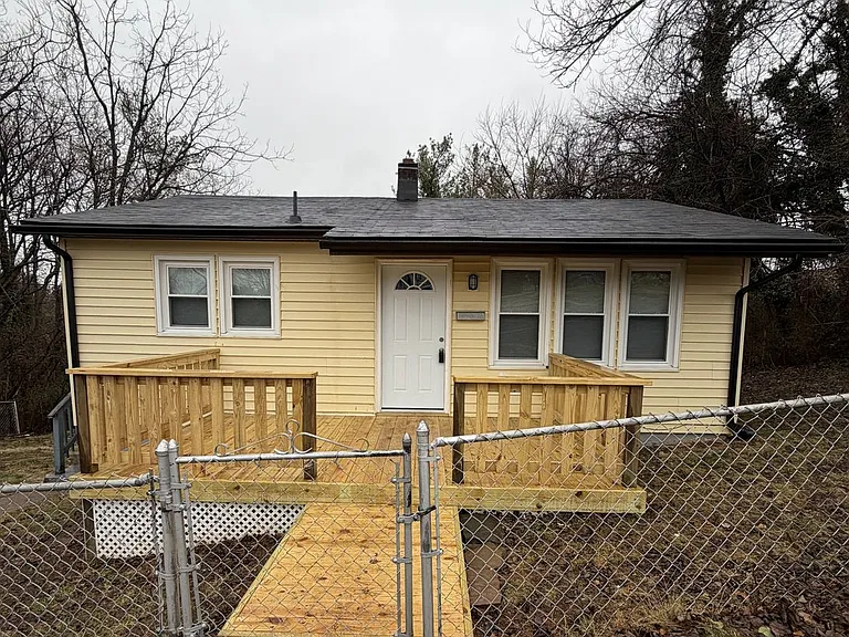 1810 Laurel St — Photo 1
