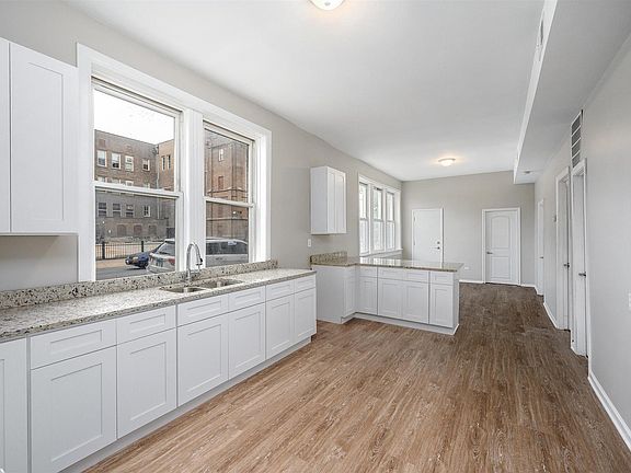 3rd image of 3856 S Sacramento Ave #1M