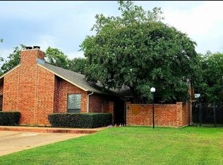 909 Cedarland Blvd, Arlington, TX 76011