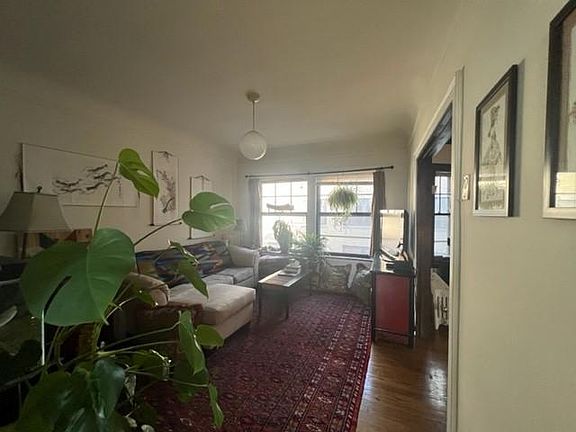 4th image of 4431 N Winchester Ave #B