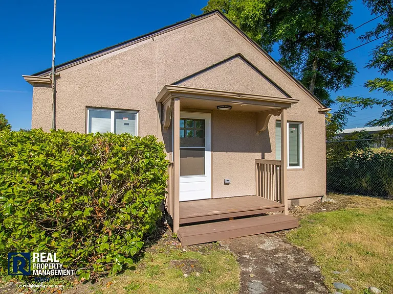 8420 1/2 S Tacoma Way — Photo 17