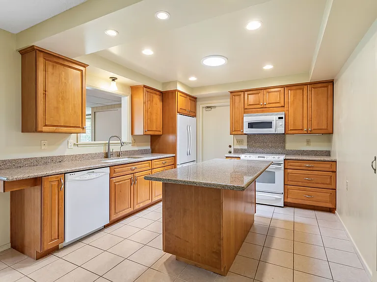6221 Marlborough Dr — Photo 5