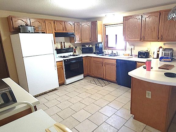 4th image of 3669 N Clark St