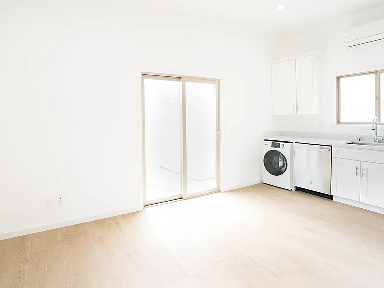8330 Lilienthal Ave #8334 — Photo 7