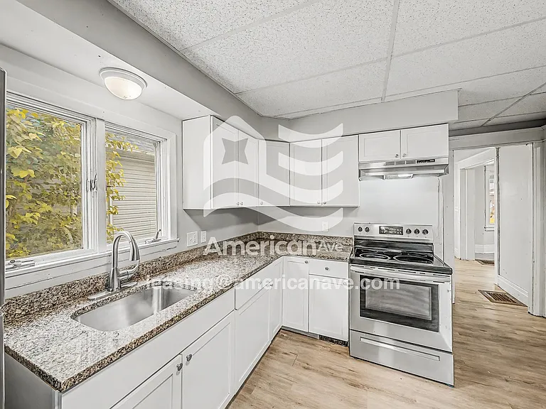985410_008_kitchen_8.jpg